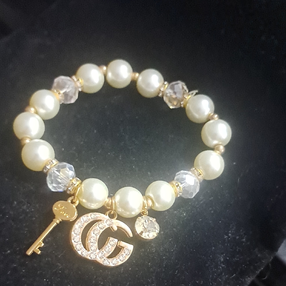 Elegant Gold and Pearl Bracelet